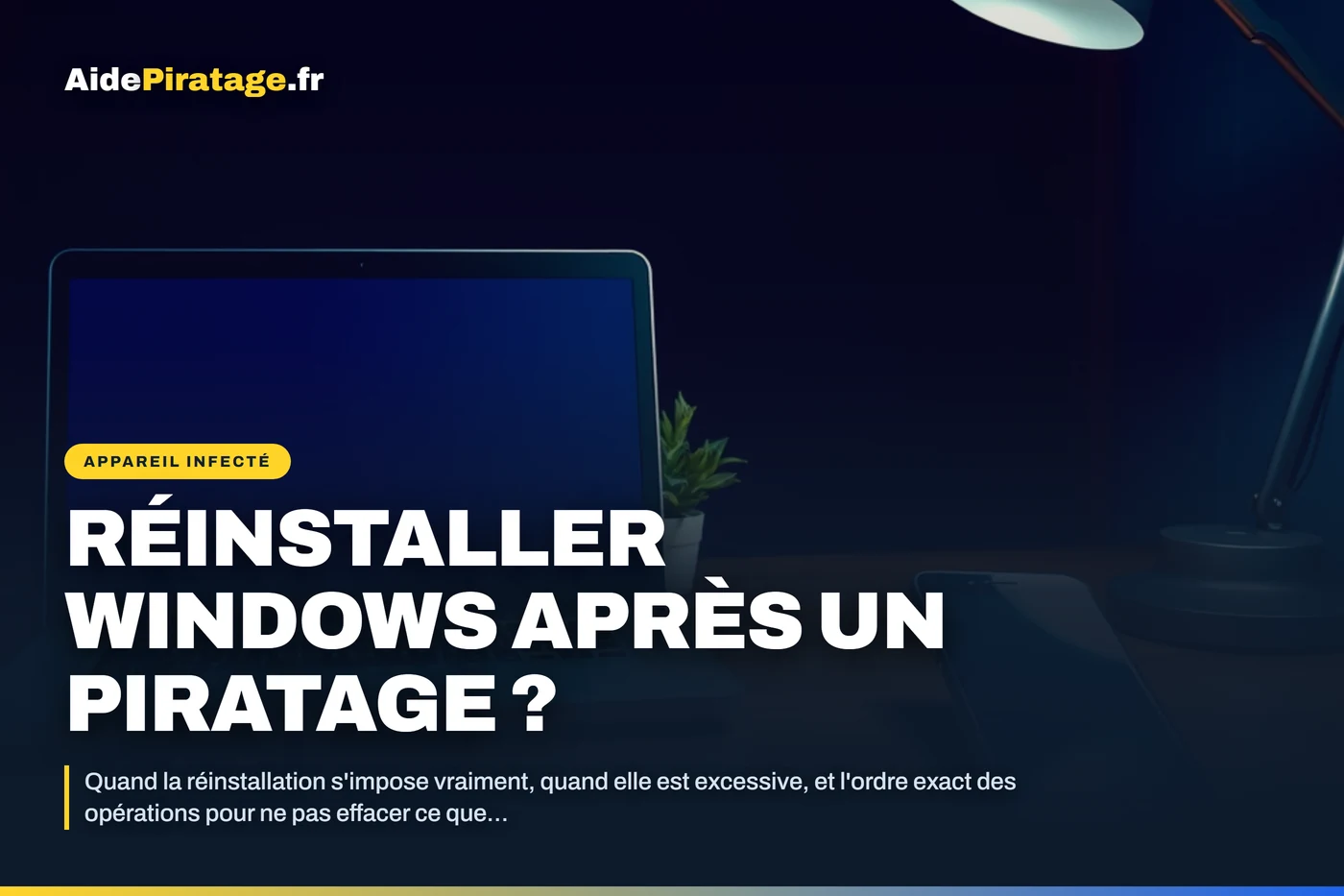 Une clé USB posée devant un ordinateur