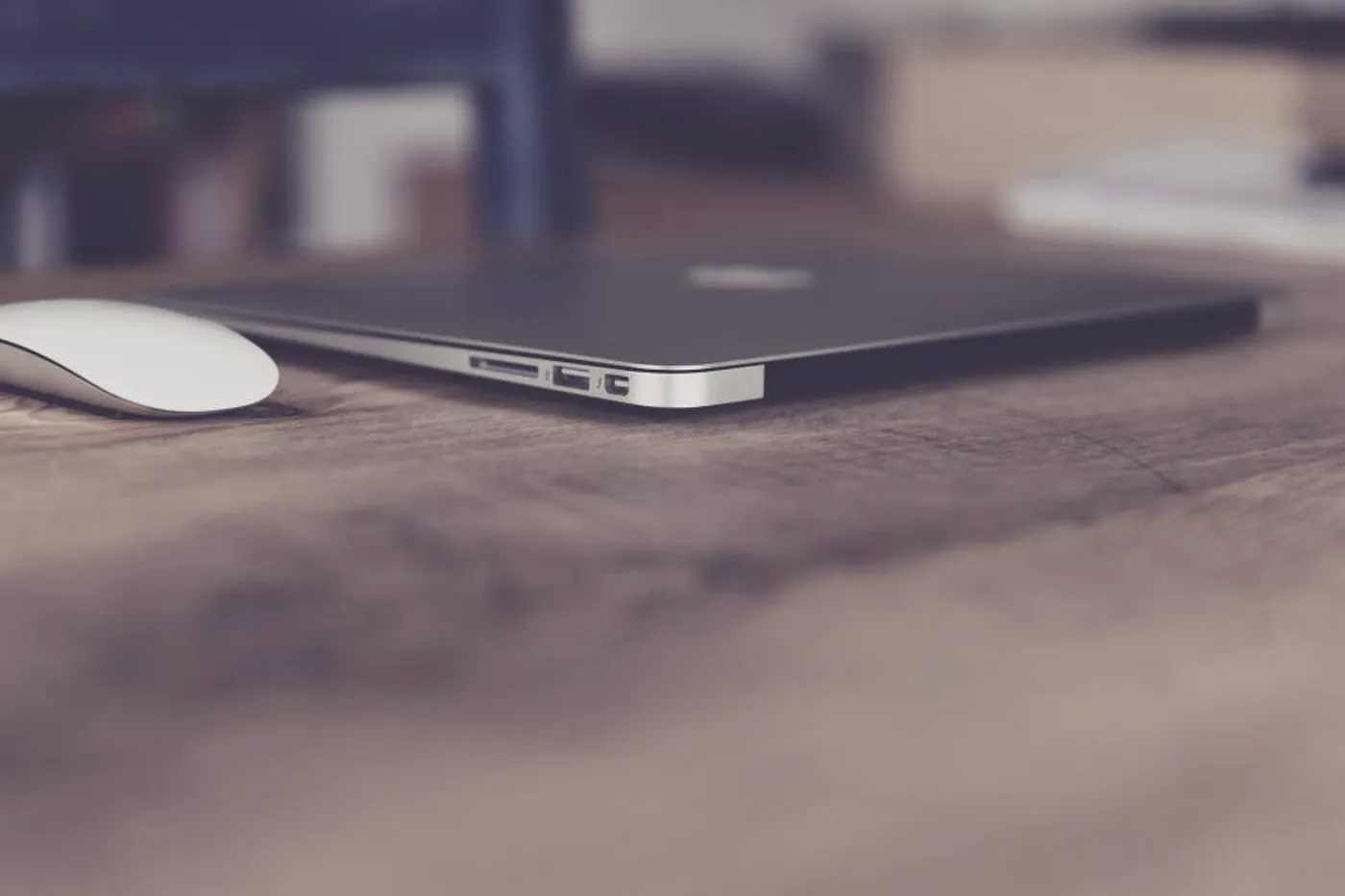 Un ordinateur portable fermé sur un bureau