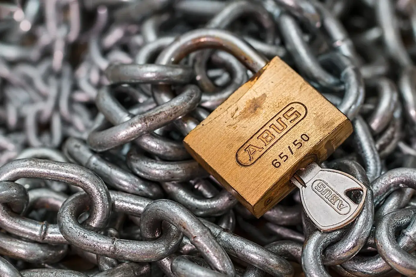 Un cadenas fermé sur une chaîne métallique