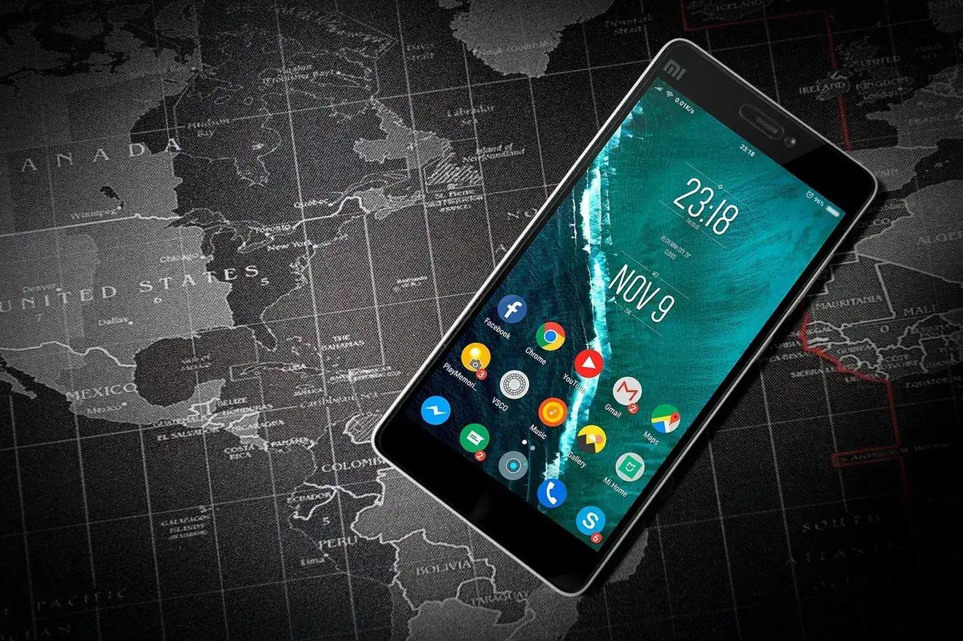Un téléphone Android affichant sa grille d'applications