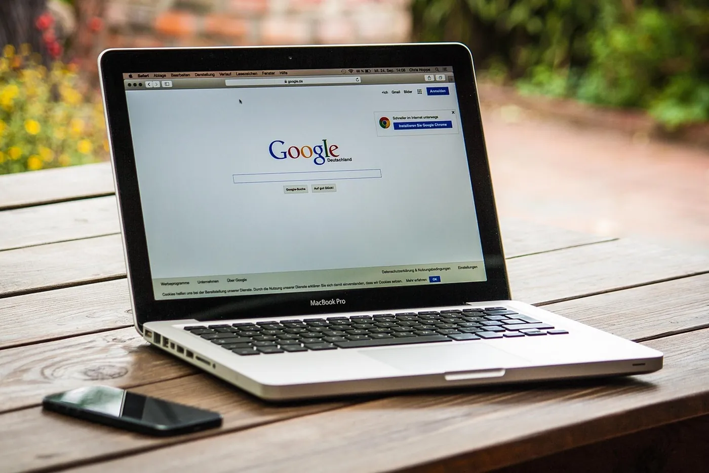 Un ordinateur portable ouvert sur un navigateur web