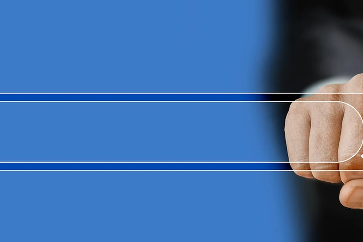 Une loupe posée au-dessus d'un clavier d'ordinateur