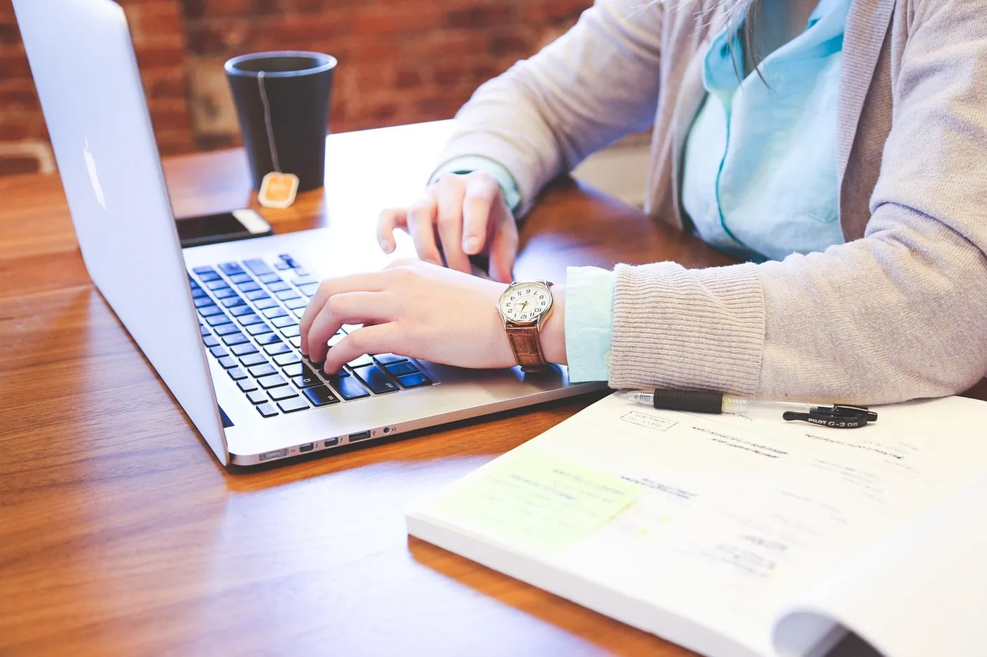 Une personne tape sur un clavier d'ordinateur portable