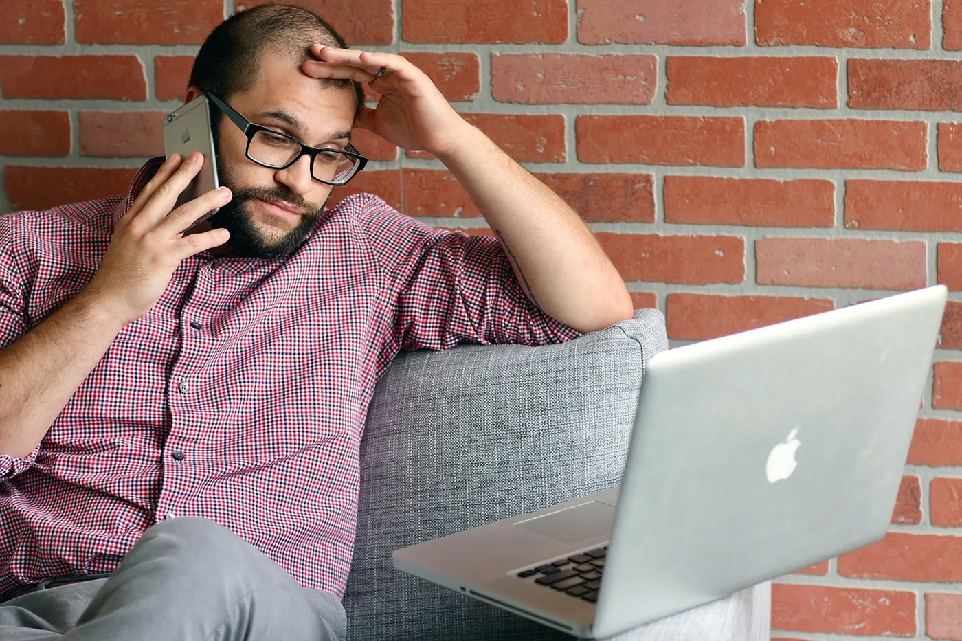 Une personne inquiète devant son ordinateur portable