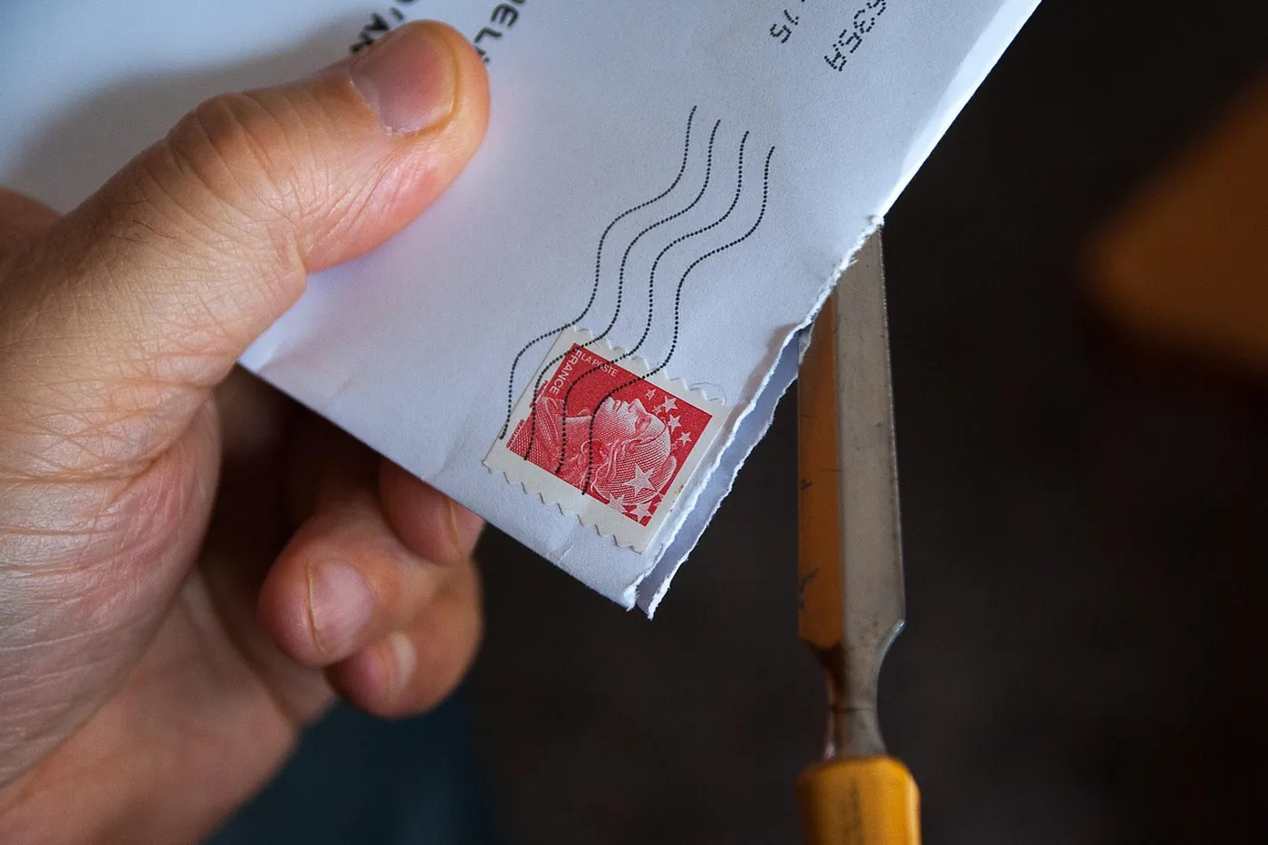 Des enveloppes de courrier empilées