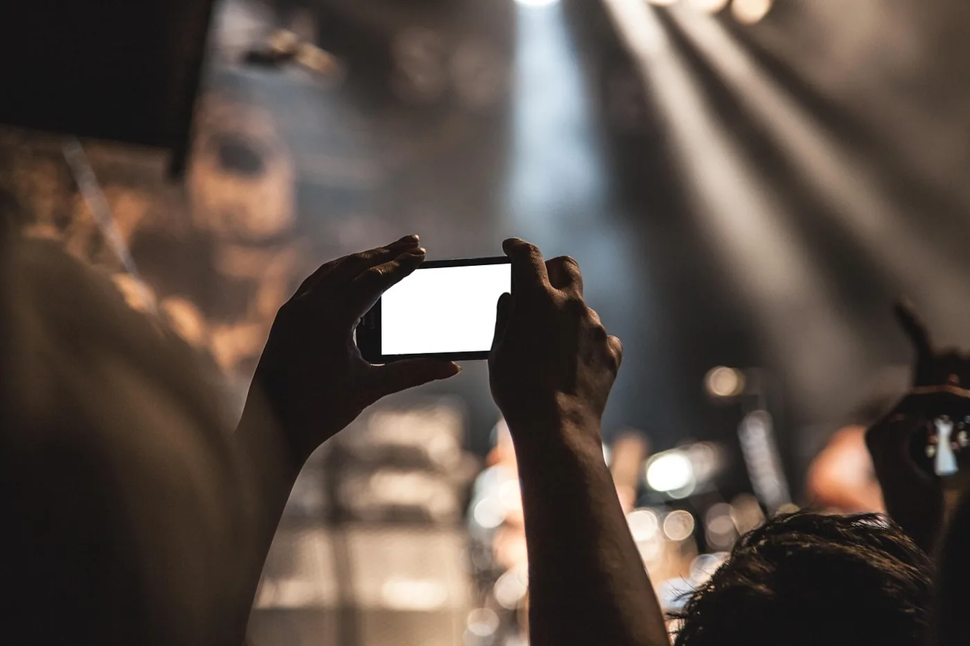Des mains tiennent un smartphone pour prendre une photo