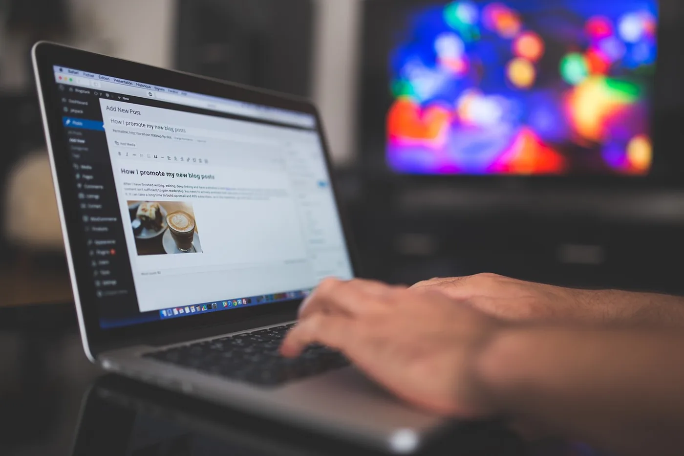 Une personne tape sur un ordinateur portable à son bureau