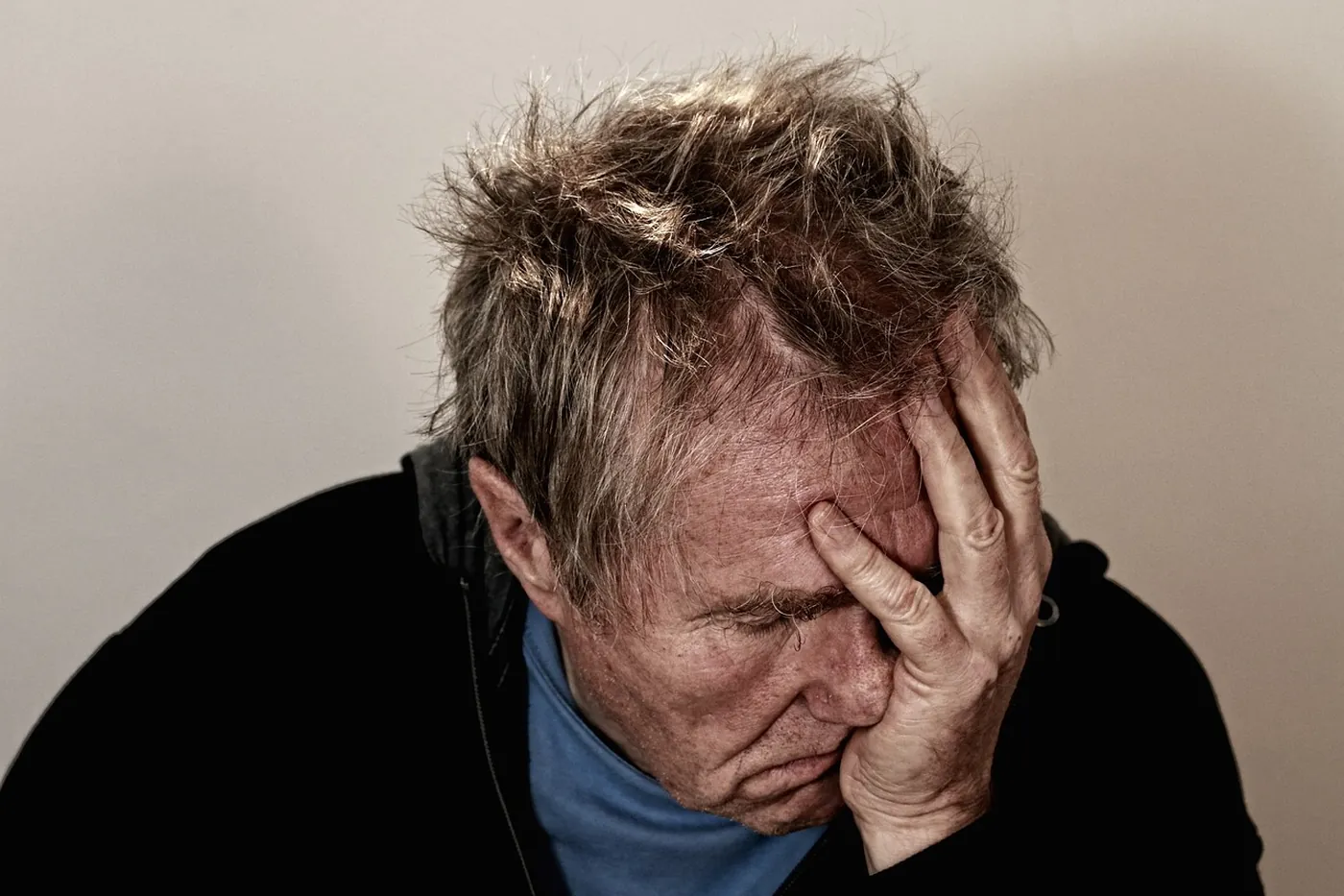 Une personne se tient la tête devant un écran