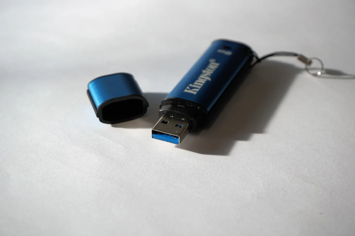 Une clé USB posée devant un ordinateur