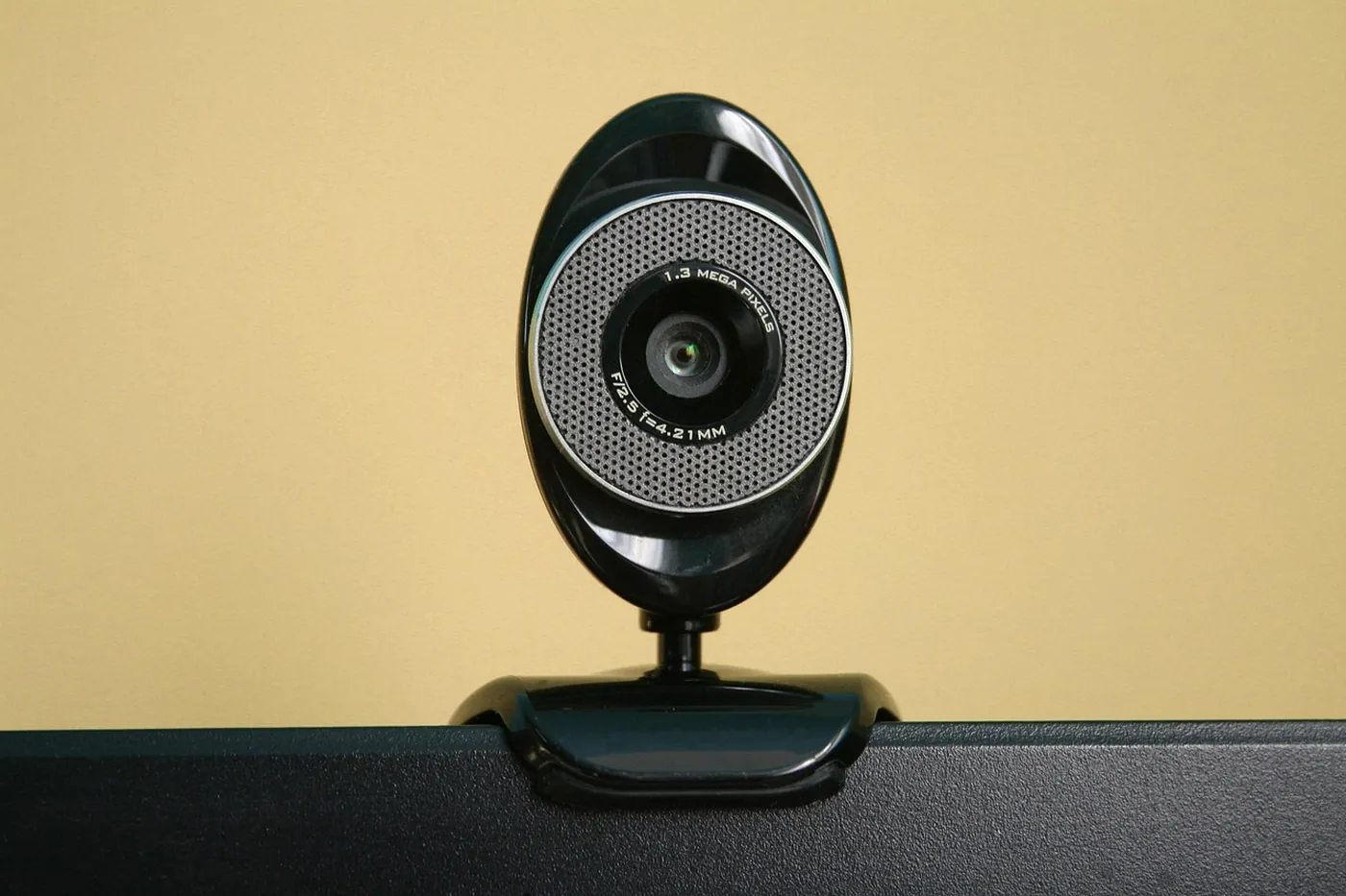 Une webcam posée sur un écran d'ordinateur