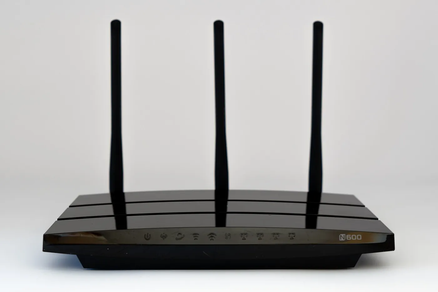 Un modem-routeur avec ses antennes, posé sur un meuble