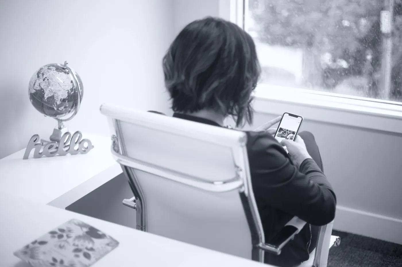 Une personne consulte son téléphone
